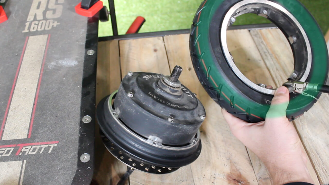 changer pneu arriere speedtrott RS 1600 trottinette electrique