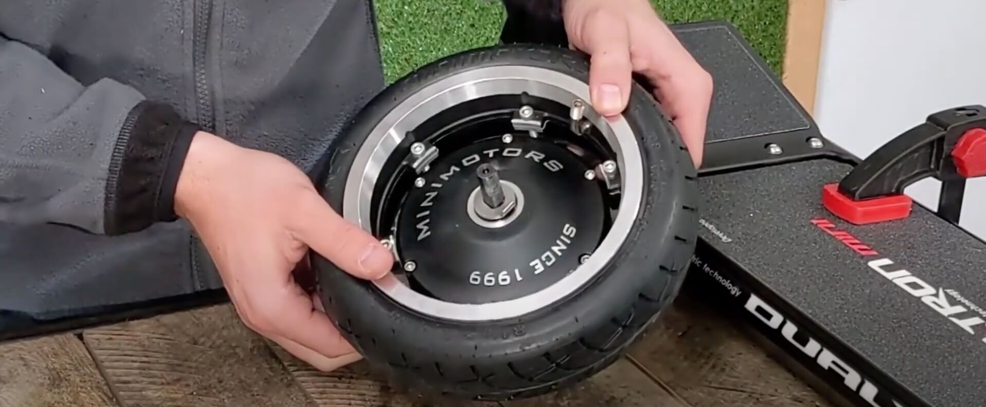 Dualtron Mini - Roue Arriere - Désolidariser le pneu du moteur