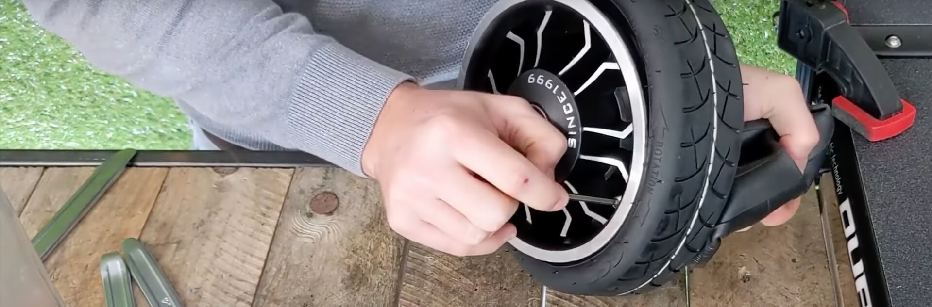Dualtron Mini - Roue Avant - Changer pneu et chambre a air