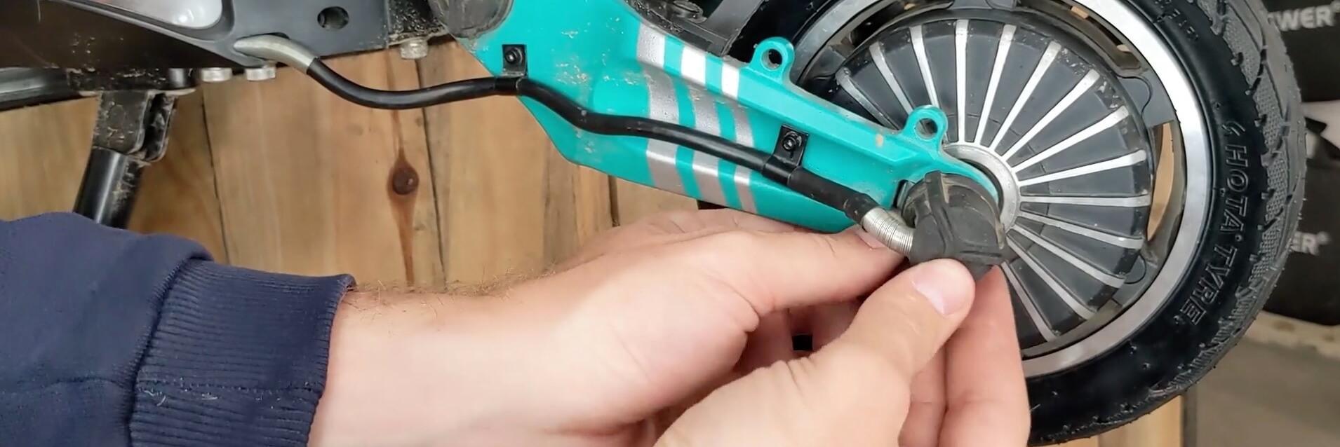 VSETT 9 - Reparation Roue Arriere - Installation de la roue arrière réparée sur la fourche