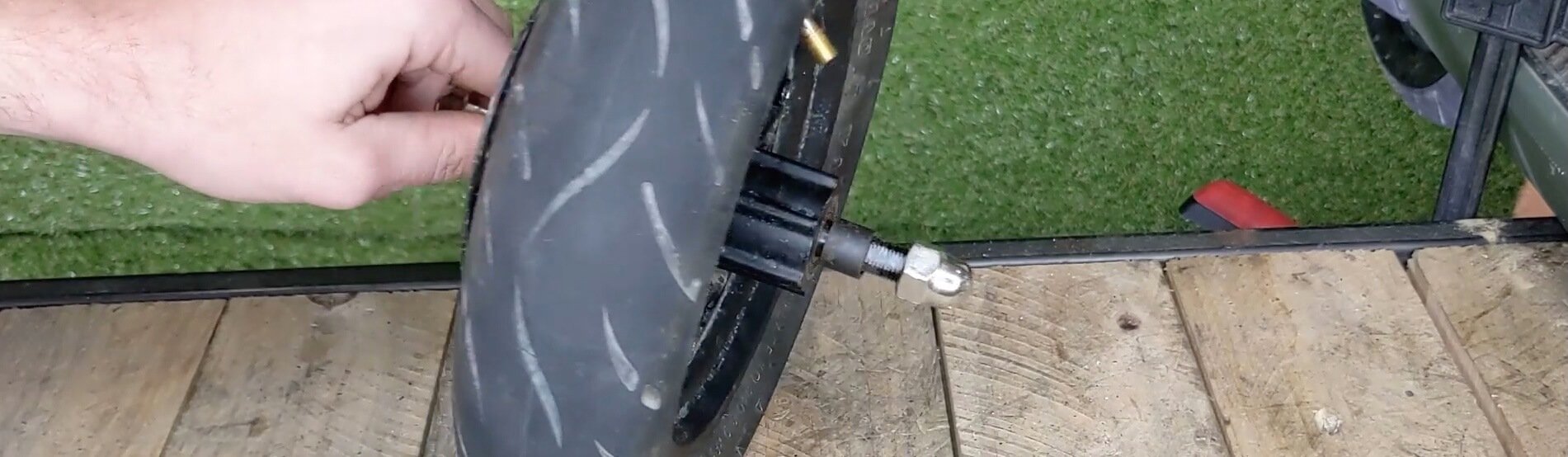 Installation de la roue avant réparée sur la fourche