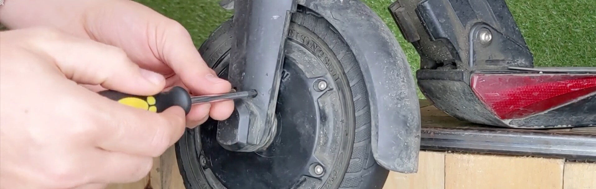 Removing the cover from the front wheel of the E-TWOW Booster